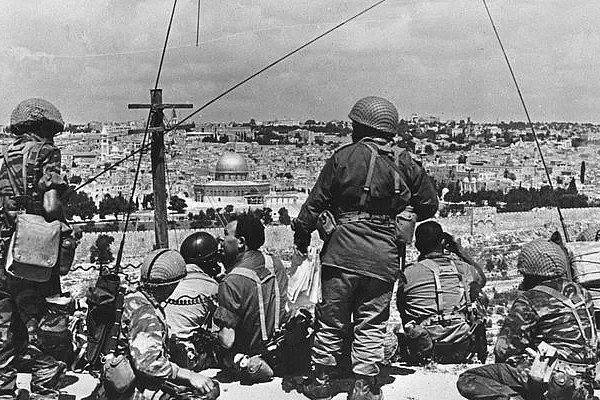 Motta Gur with his troops, 1967