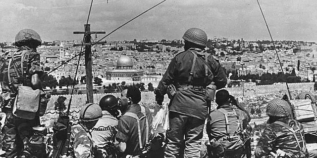 Motta Gur with his troops, 1967